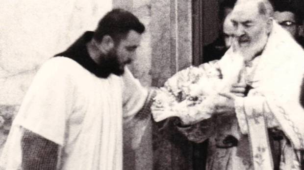 Những bức ảnh hiếm về Thánh Pio, một nhà thần bí khiêm nhường mang những dấu thương của Chúa Kitô