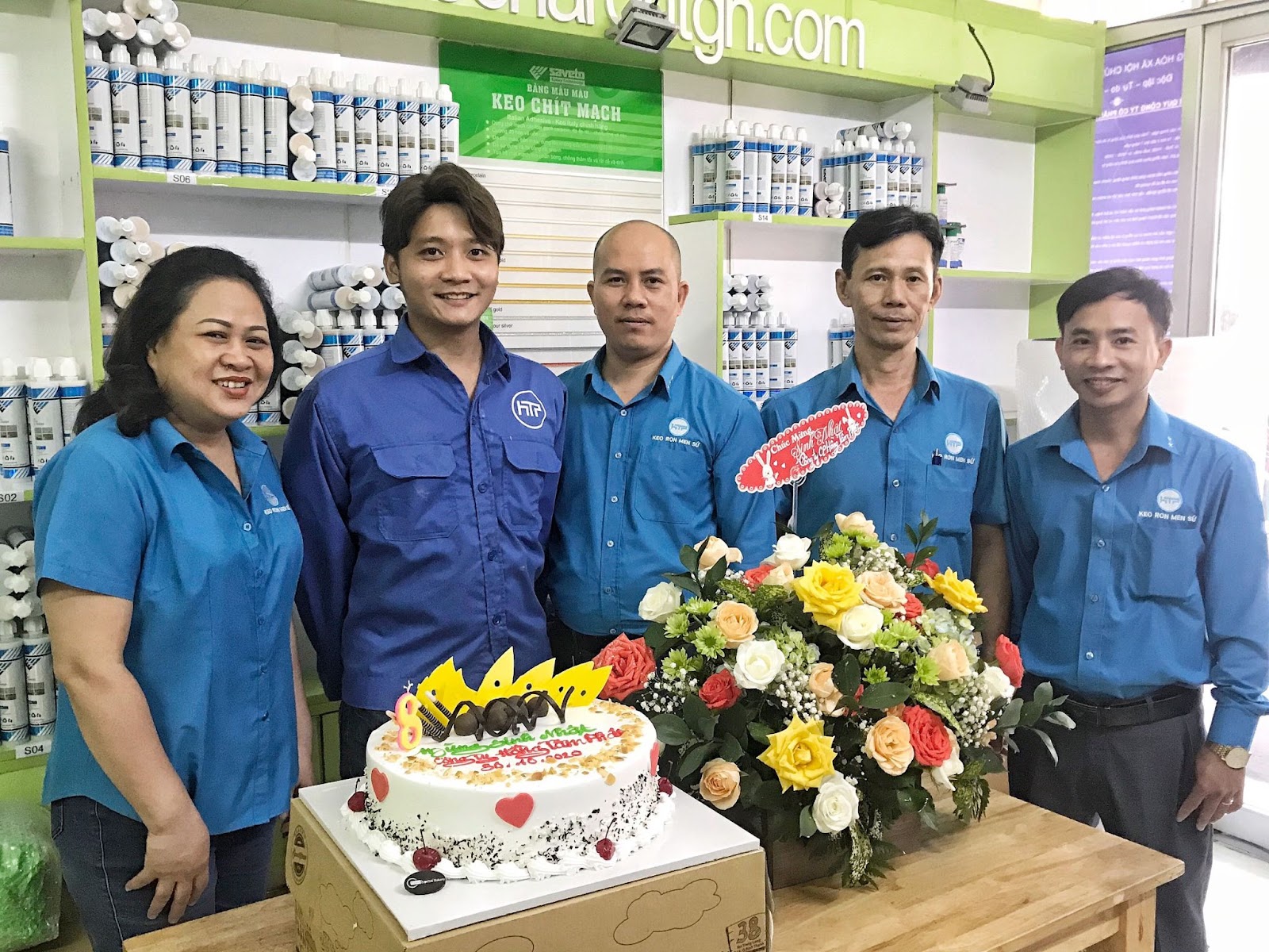 CEO Trần Văn Hưng và cộng sự