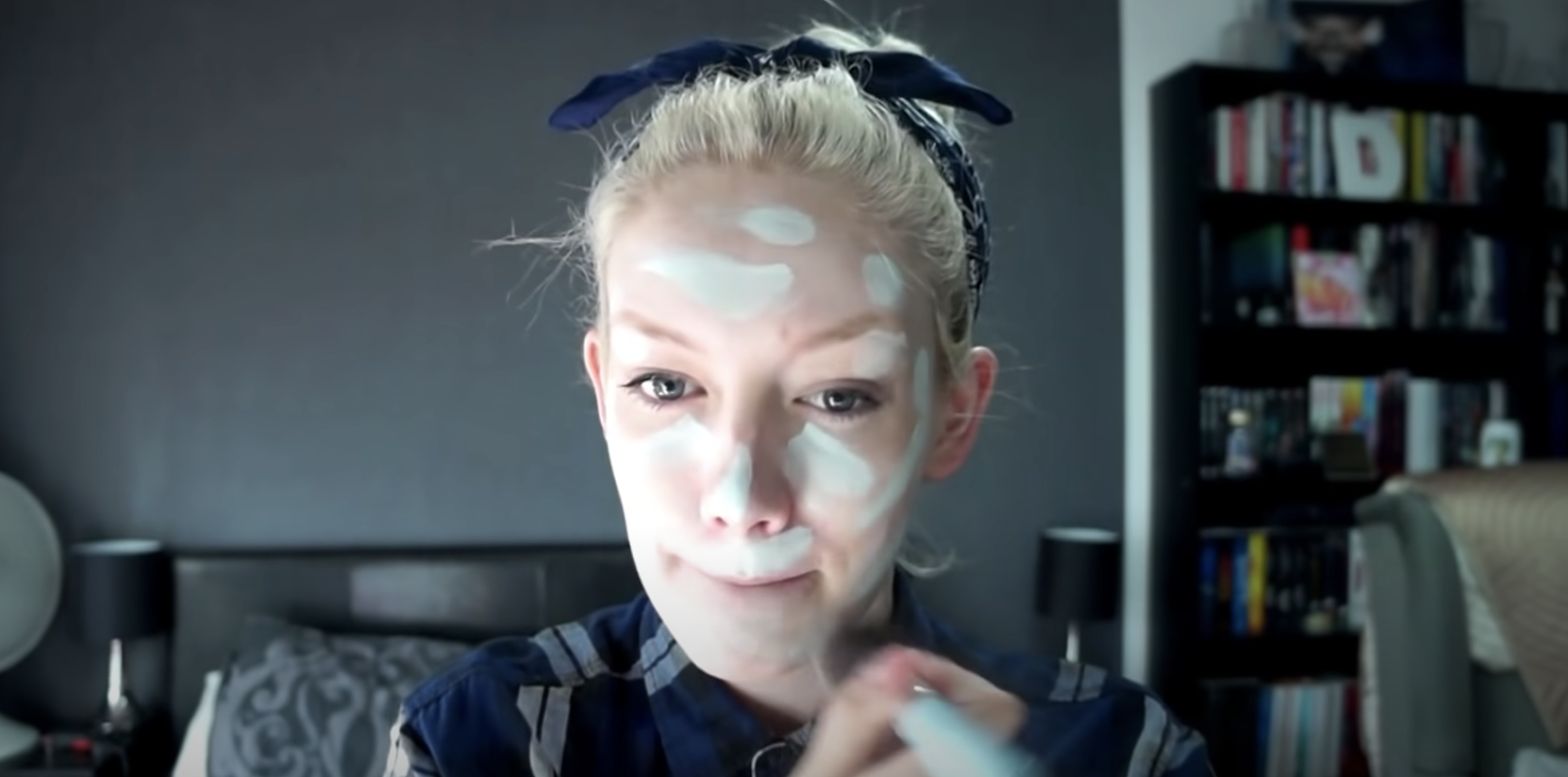 mulher passando tinta facial branca