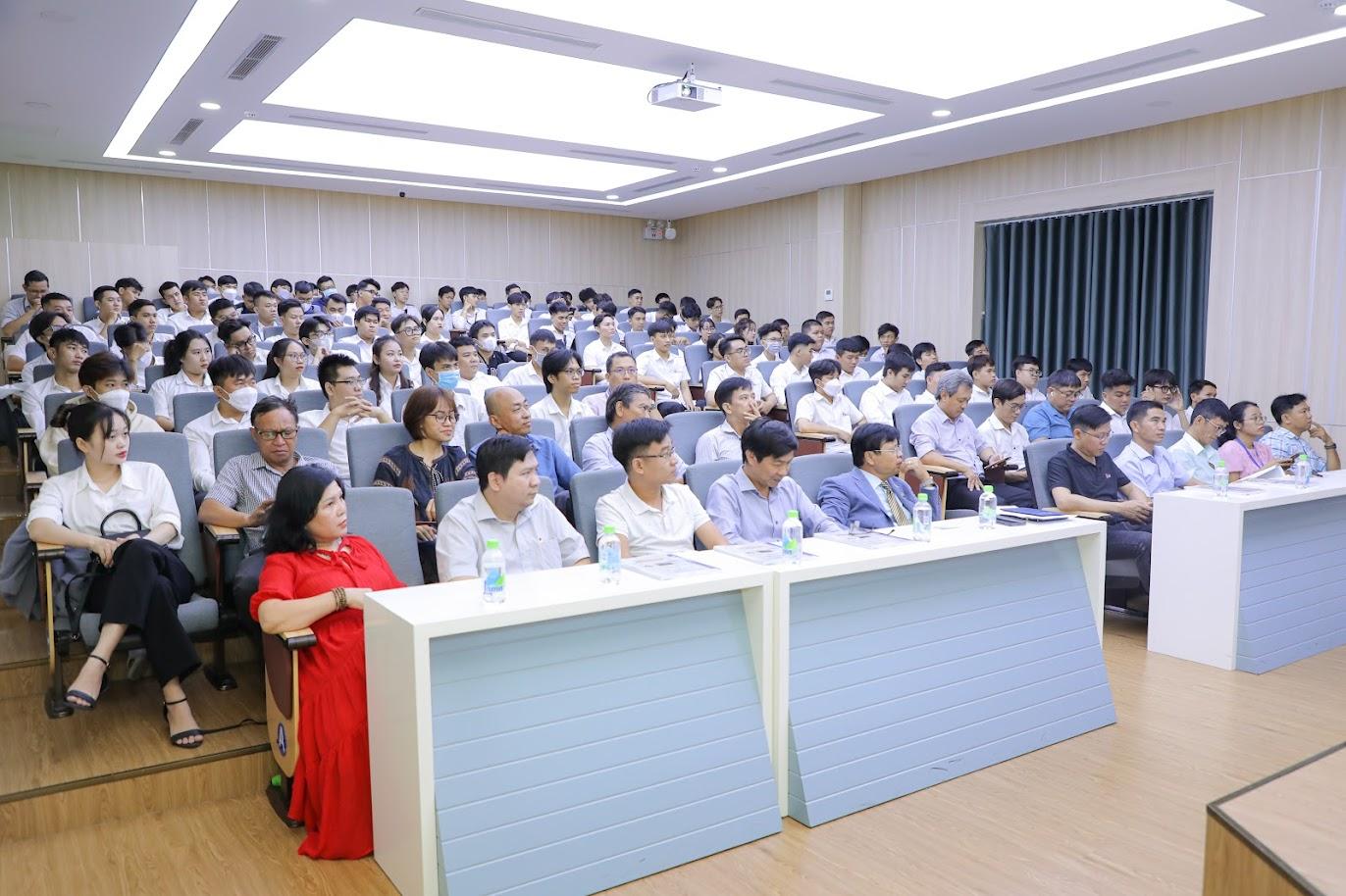 A group of people sitting in a roomDescription automatically generated with medium confidence