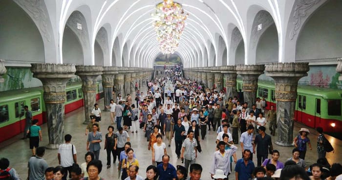 Tour du lịch Triều Tiên: Hệ thống tàu điện ngầm Bình Nhưỡng được mệnh danh là tàu ngầm sâu nhất thế giới