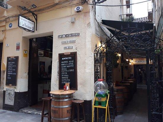 Tapear en Málaga en la Taberna Cofrade Las Merchanas Tapear en Málaga en la Taberna Cofrade Las Merchanas