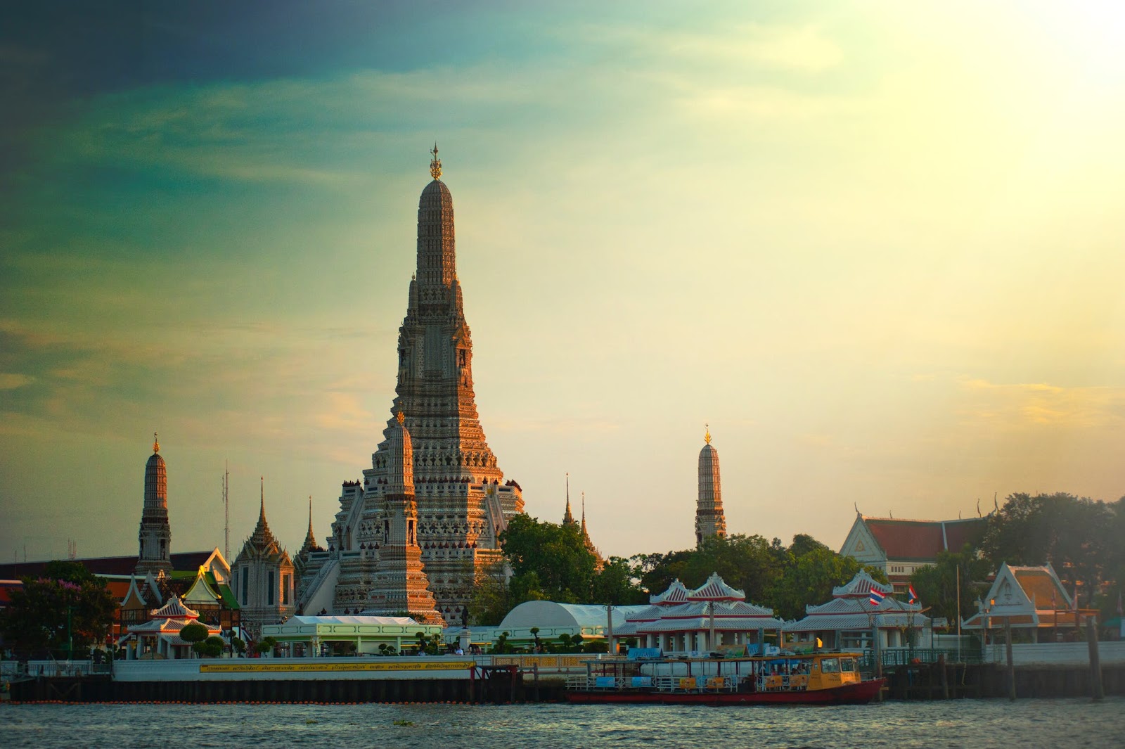 Things to do in Bangkok at night,wat arun,temple,thailand,chao phraya river
