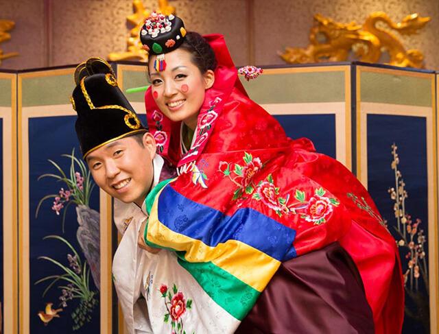 Cô dâu chú rẻ người Hàn rạng rỡ trong trang phục truyền thống