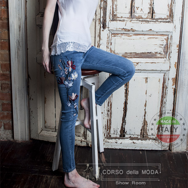 Узкие джинсы с вышивкой вдоль ноги от CORSO della MODA