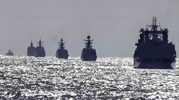繞島挑釁　中俄軍艦列隊繞行日本國境