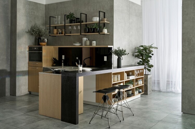 Tủ bếp và bàn bếp gỗ dổi vàng kết hợp sơn đen tạo điểm nhấn cho gian bếp hiện đại.