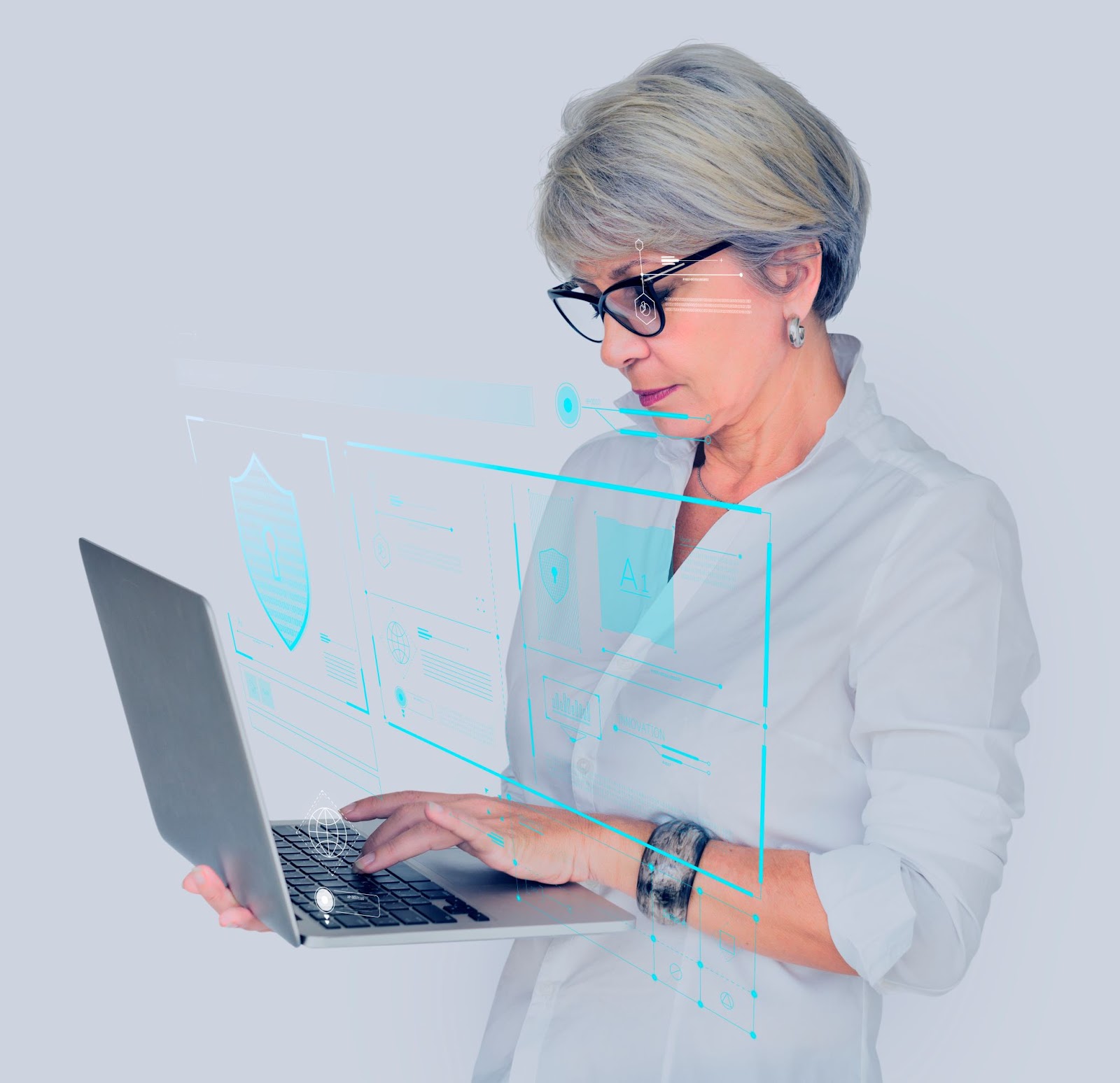 Foto de uma mulher adulta, segurando um notebook. A imagem conta com uma composição criada digitalmente, na qual identificamos uma fechadura, ilustrando a importância da segurança cibernética.