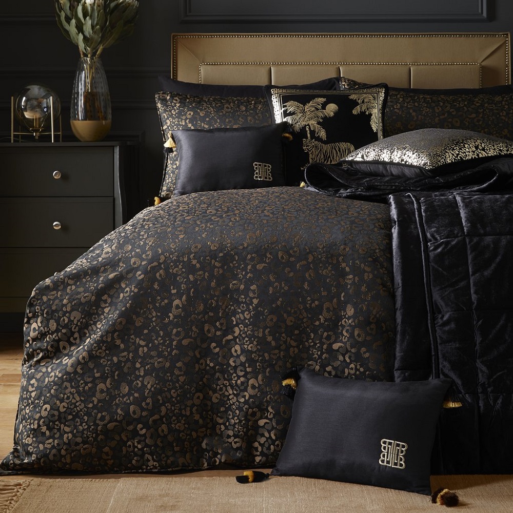 Bộ drap giường màu đen được trang trí bởi các họa tiết hoa lá thêu bằng chỉ vàng