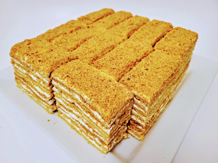 The photo depicts an example of serving, showcasing 12 pieces of honey cake