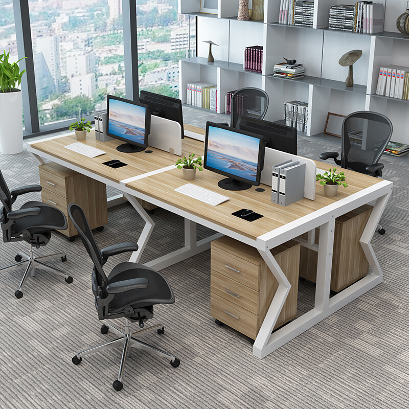 Kích thước và kiểu dáng của bàn có thể thay đổi tùy thuộc vào không gian văn phòng và nhu cầu công việc.