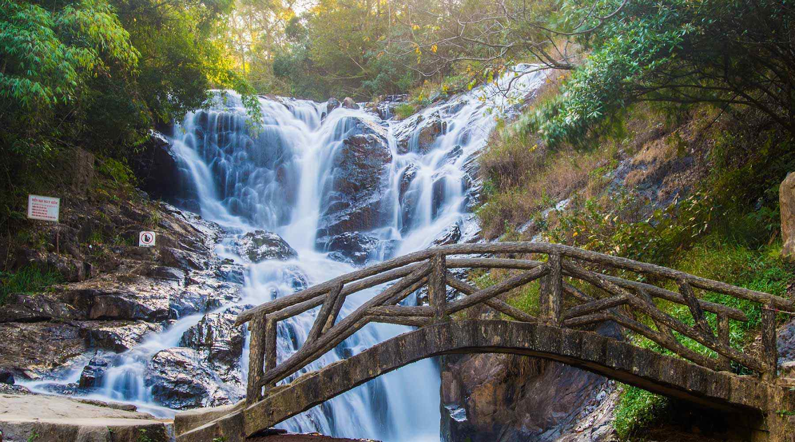 Vẻ đẹp tráng lệ của thác nước Datanla (Nguồn: Internet)