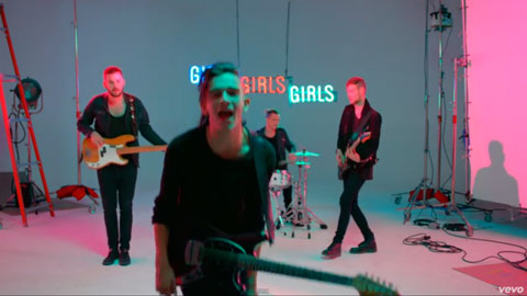 the-1975-girls-music-video-band-flourescent-lights.jpg