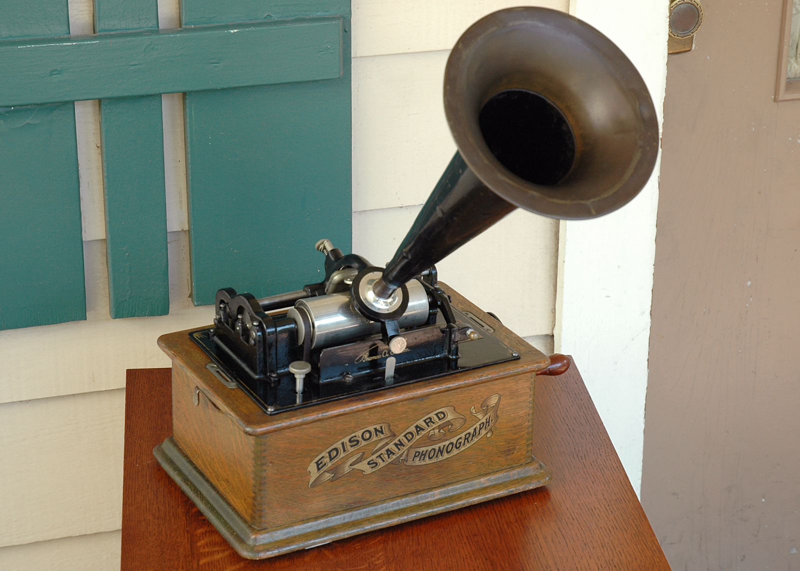Фонограф звук. Edison Standard Phonograph. Фонограф Томаса Эдисона. Thomas Alva Edison Phonograph. 1878 Эдисон продемонстрировал Фонограф.