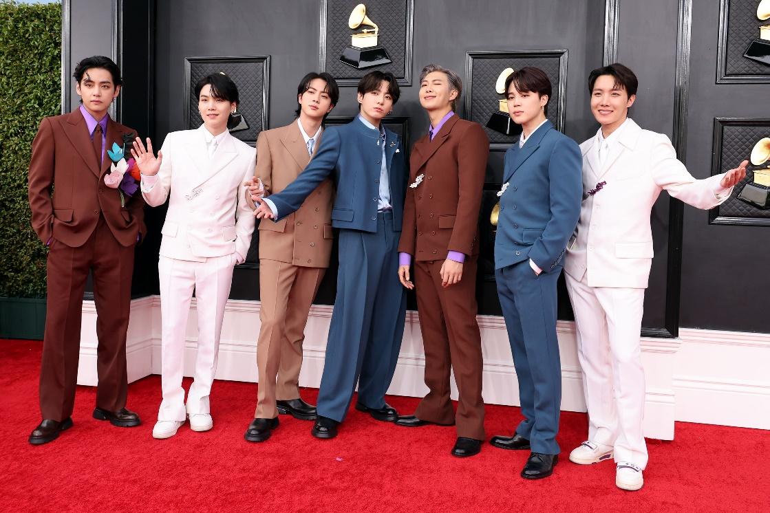 BTS, el grupo de k-pop, deslumbra en la alfombra roja de los Grammys 2022 |  Vogue
