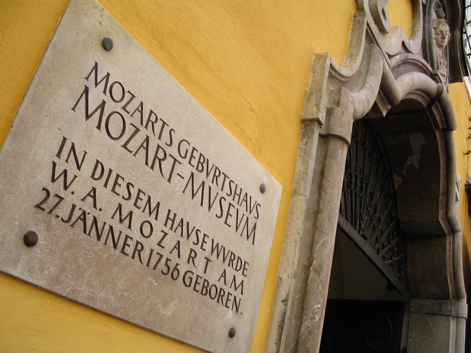 File:Mozarts Geburtshaus.JPG