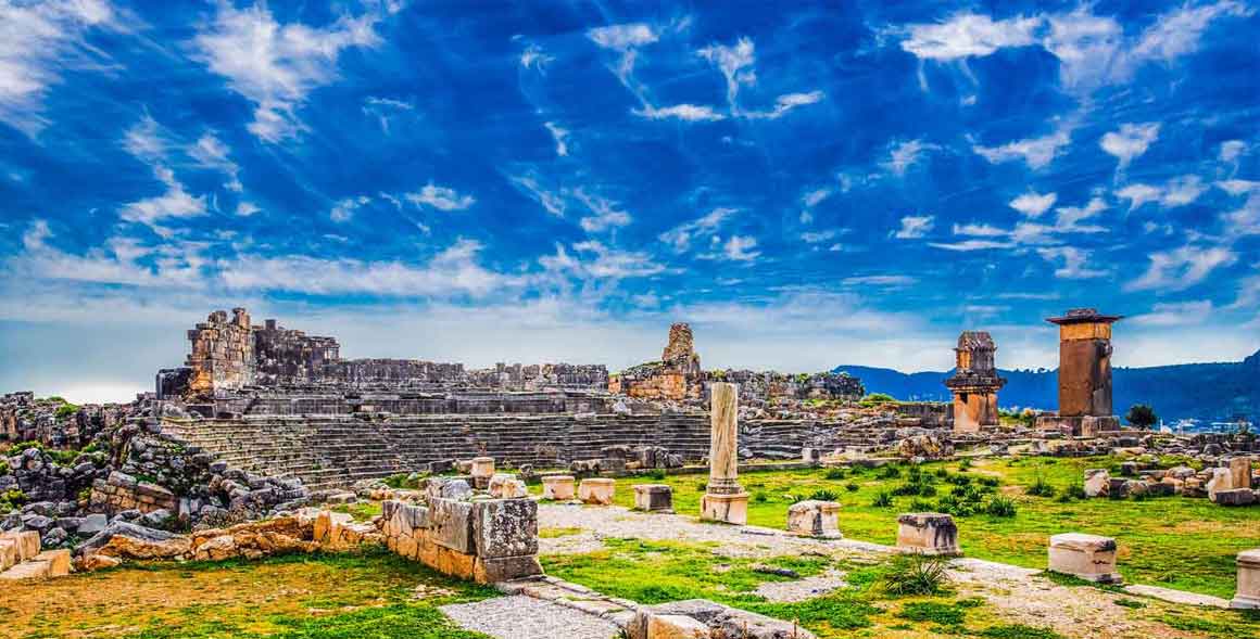 Xanthos Antik Kenti ve mavi gökyüzü