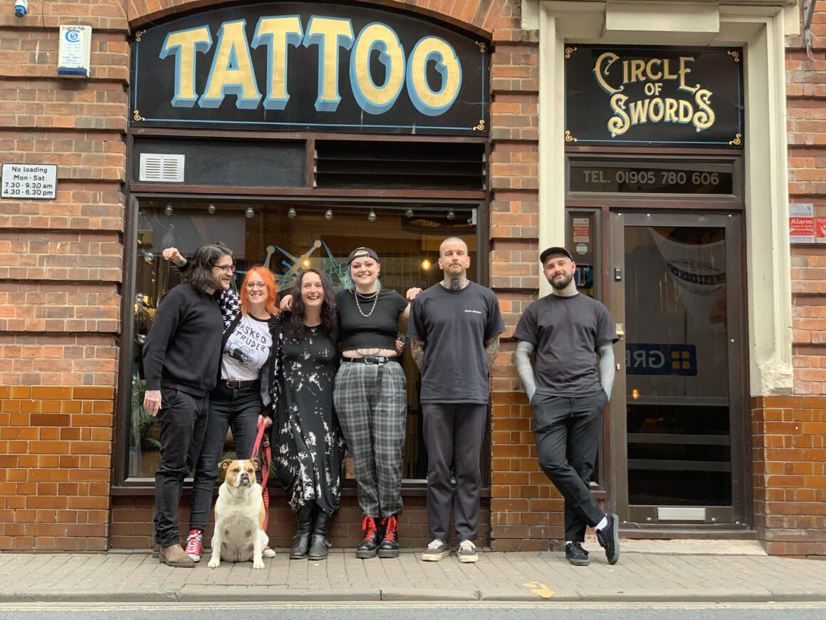 พบกับทีมงานของ Circle of Swords Tattoo Studio 05