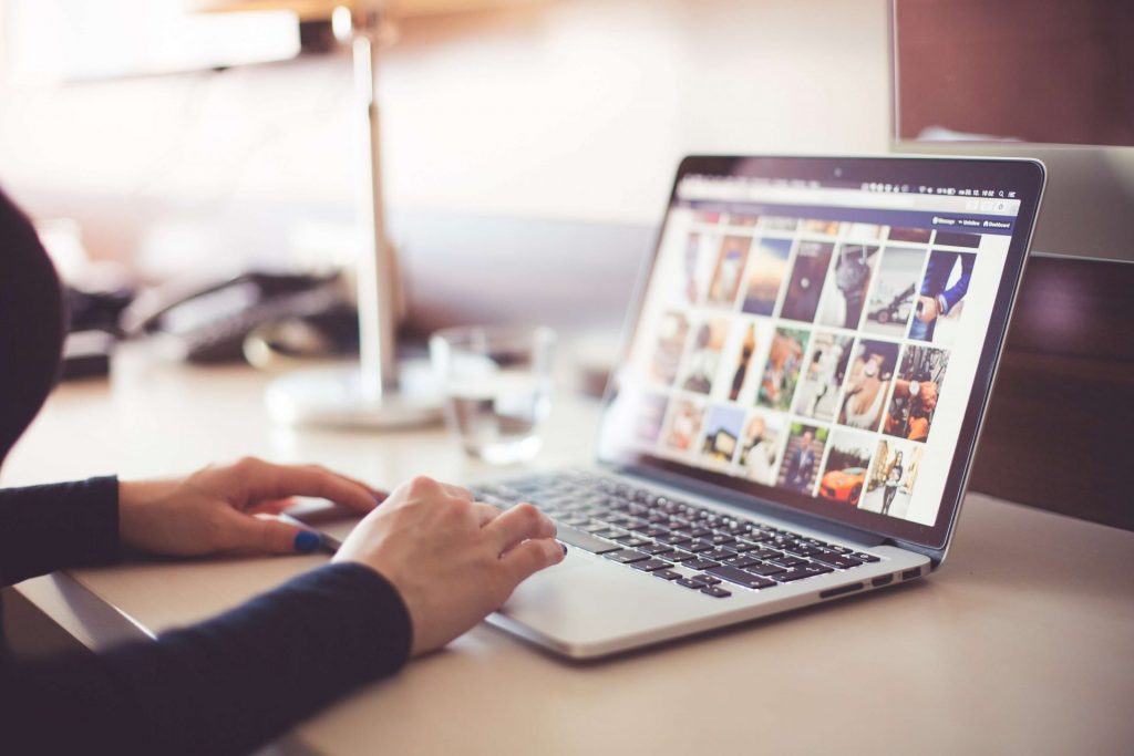 trabajando en redes sociales