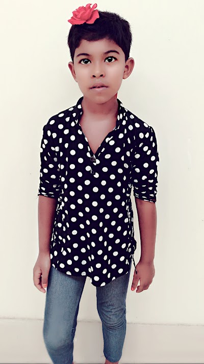 Photos of Lam Ya Dot Com.
