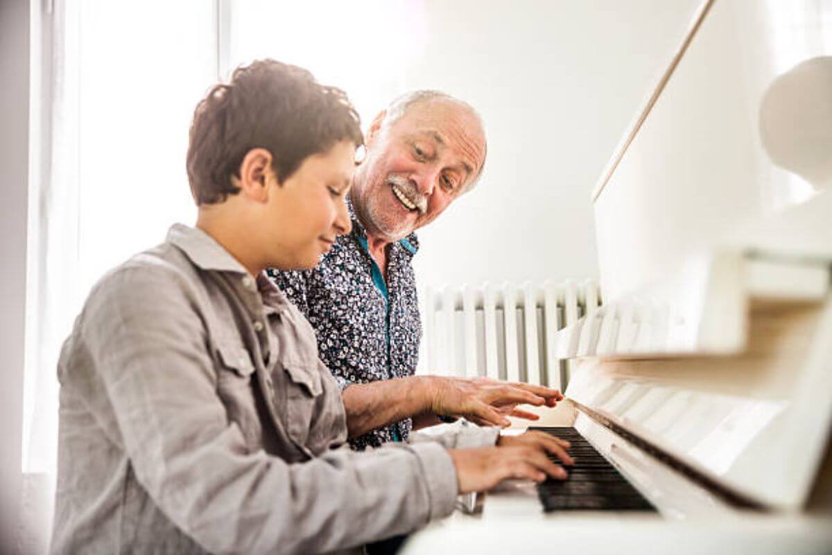 Pianul și sănătatea socio-emoțională – Beneficiile cântatului la pian care  au fost demonstrate științific – Revista Urbea Mea – Revista de Alba