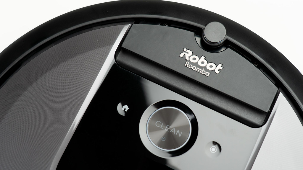 【開箱評測】還在自己倒垃圾？iRobot Roomba i7+ 掃地機器人開箱！自動倒垃圾不沾手啦～ - iRobot, iRobot Roomba i7+, Roomba, Roomba i7+, 掃地機器人, 美國掃地機器人, 自動倒垃圾, 自動集塵器 - 科技狗 3C DOG