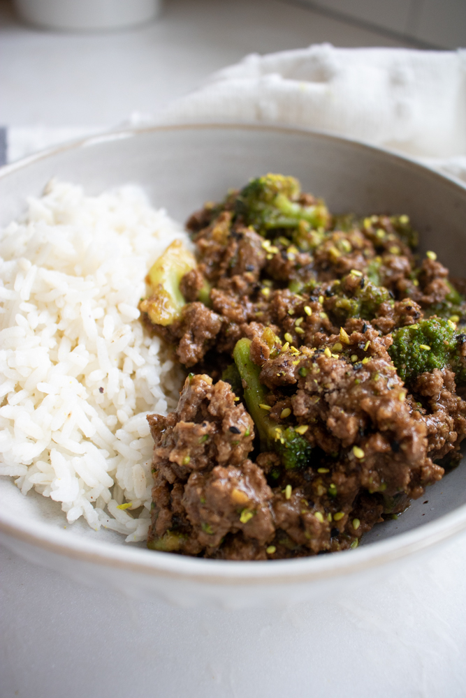 When you only have 20 minutes to make dinner, this easy ground beef and broccoli recipe will save your butt!