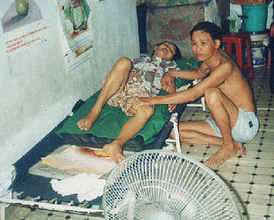 Mục sư Dương Kim Khải  trước lúc bị bắt và vợ bà Mai Thị Dung đang bệnh nặng nằm liệt giường .
