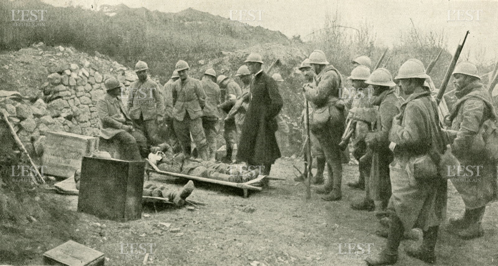 poste-de-secours-de-premiere-ligne-des-blesses-allemands-attendent-sur-des-civieres-1917-photo-dr-1433506900.jpg