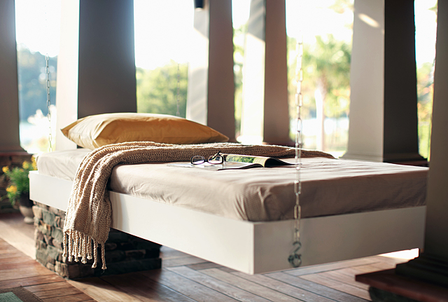 Ketten können ein Bett von der Decke abhängen und sind eine tolle Alternative zu Bettsteigern.