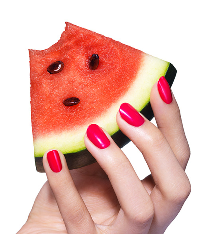 roter Nagellack, schöne Fingernägel, Ideen für Sommermaniküre, ein Stück Wassermelone als Hintergrund