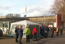Kollegen vor dem Tor mit Pavillon-Zelt.