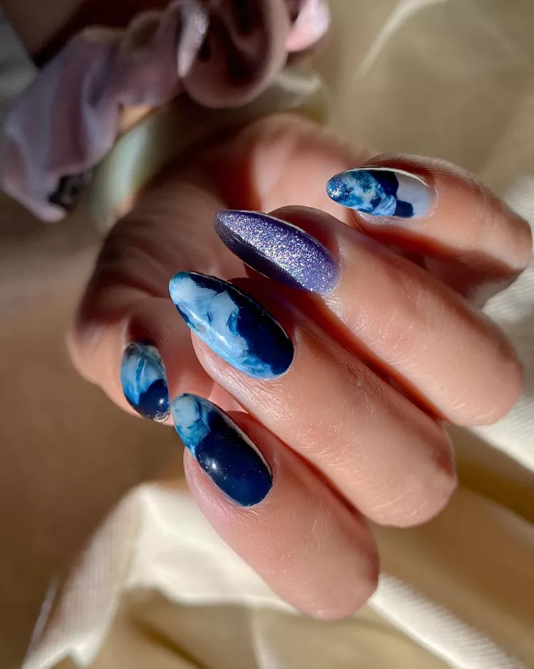 uñas azul marino