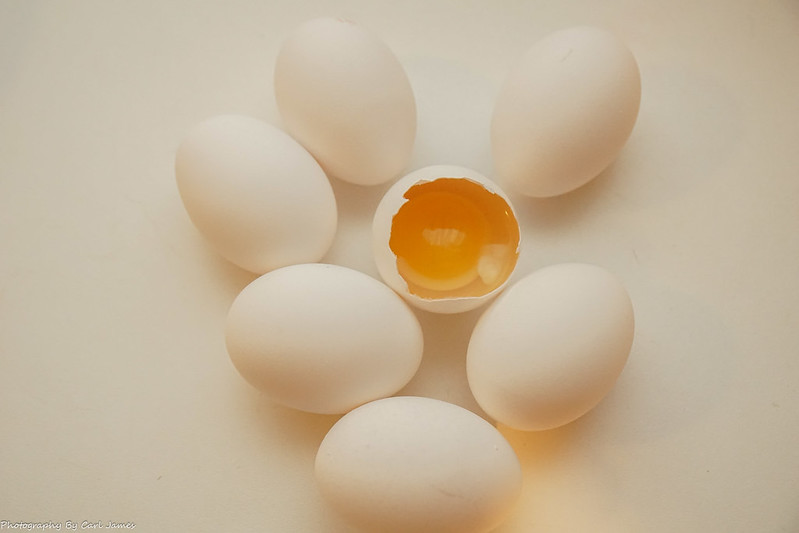 البيض من مكونات وصفة بودينج التمر