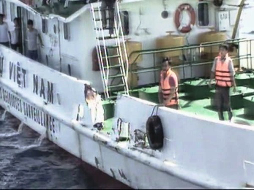 Tàu Kiêm ngư của Việt Nam bị hóng do tàu quan sự của Tầu Cộng đam