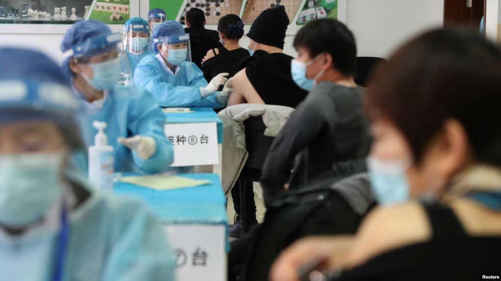 北京市海淀区的医护人员正在给居民接种新冠病毒疫苗。（2021年1月8日）