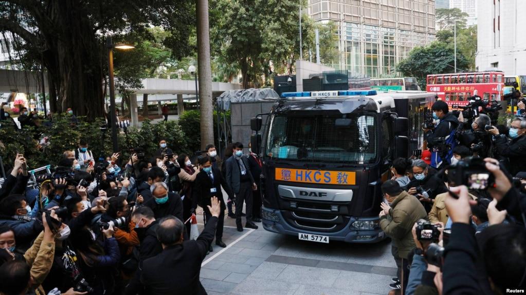 被控非法集结案的黎智英乘坐监狱汽车抵达香港终审法院。（2020年12月31日）