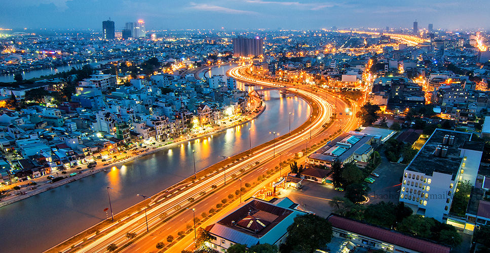 Sông Sài Gòn – Sông Sài Gòn là một trong những cảnh quan đẹp của TP.HCM, với những tòa nhà cao chọc trời, những cảnh quan yên bình và những con đường ánh sáng. Hãy xem ảnh và cảm nhận sự náo nhiệt và phấn khích của sông Sài Gòn vào ban đêm.