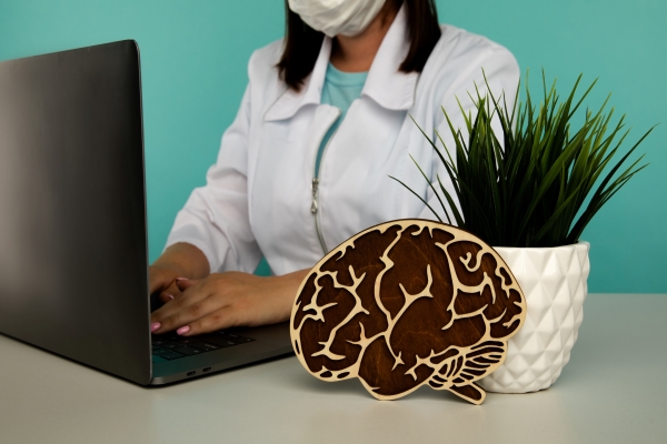 wooden-brain-table-doctors-office-importance-early-diagnosis-concept