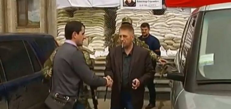 Скриншот видео, на котором Владимир Лях здоровается с самопровозглашенным мэром Славянска Вячеславом Пономаревым