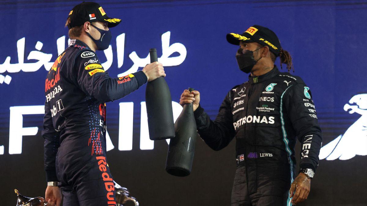 Max Verstappen et Lewis Hamilton sur le podium du GP de Bahreïn.