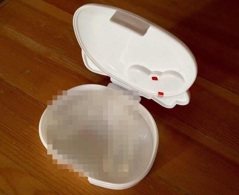 キティちゃんのマウスピースケースを開けたところ