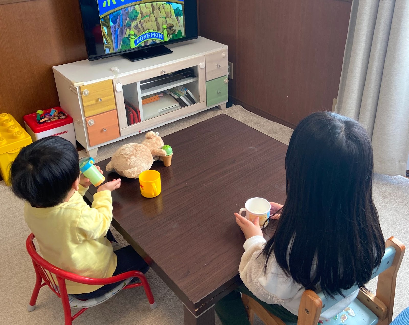 テレビを観る子どもたち