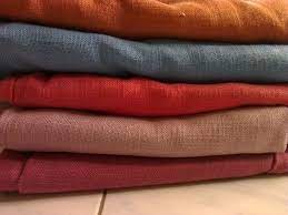 Vải thô nhuộm được nhiều màu khác nhau