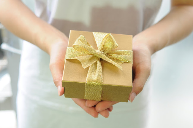 Creative Ways to Present Your Future Husband’s Gift