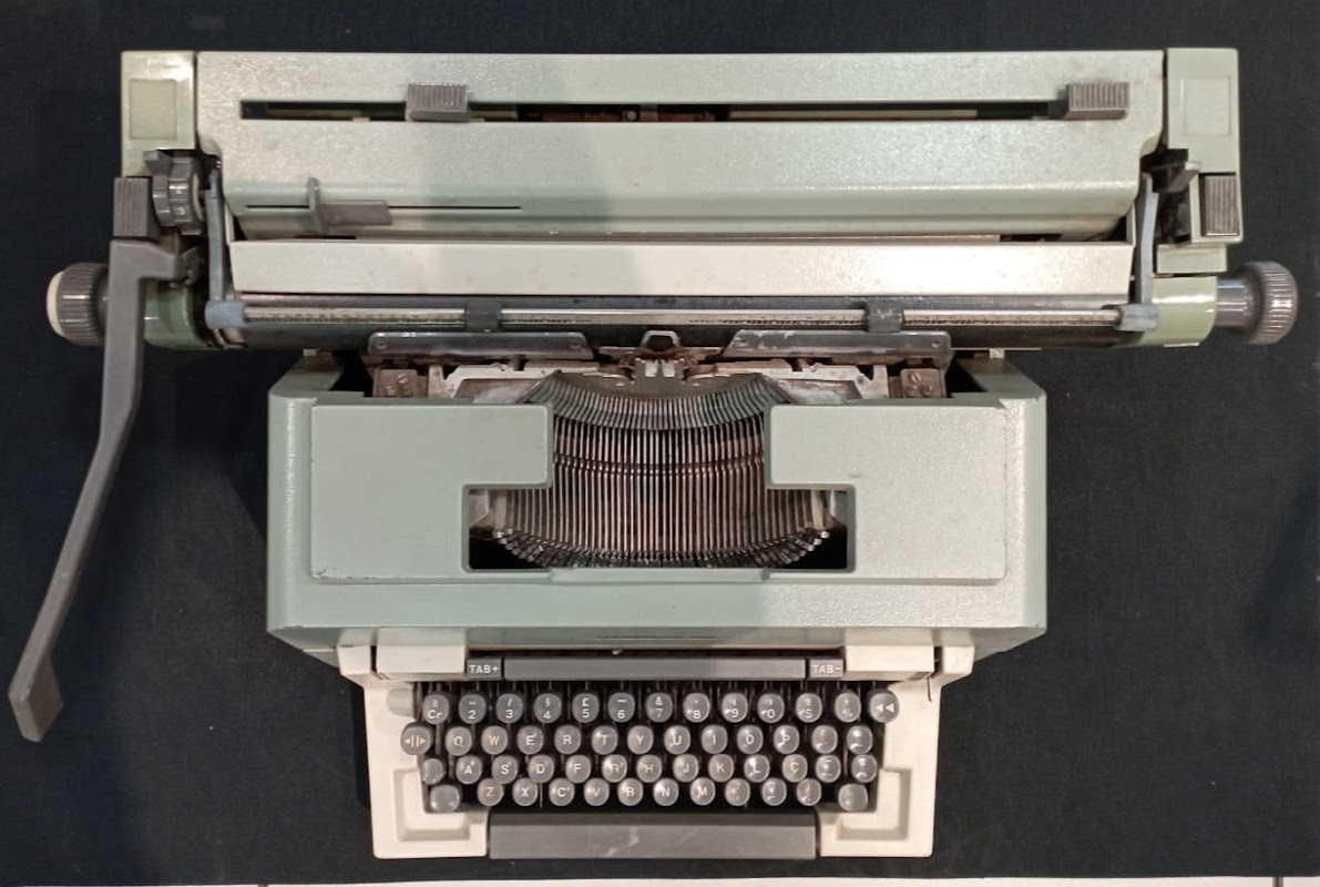 Máquina de escrever manual, modelo 298, marca Underwood. A peça foi utilizada pela Diretoria-Geral até o ano de 1999.