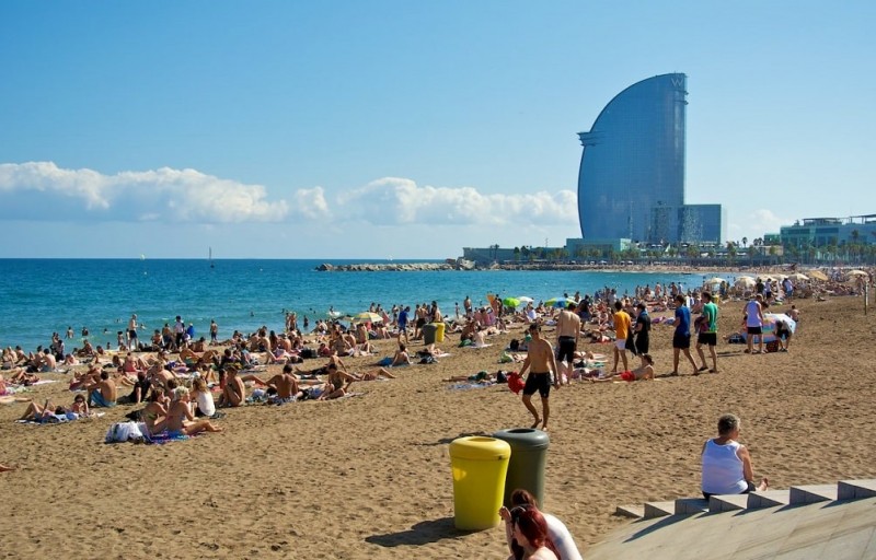 شاطئ بوجاتيل أجمل شواطئ برشلونة
