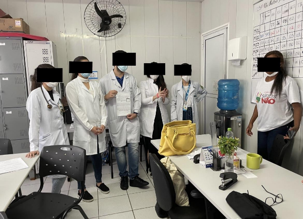 Pessoas na cozinha

Descrição gerada automaticamente