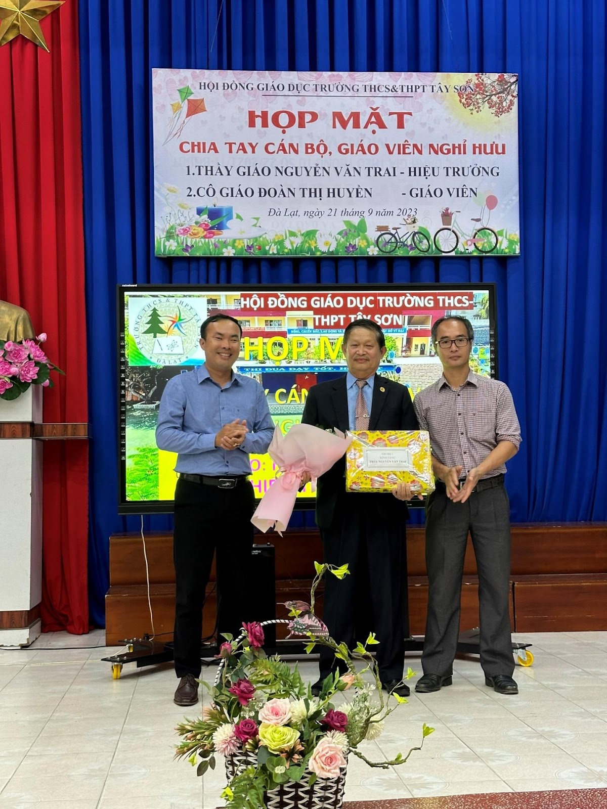 D:\HẠNH LÊ\Chia tay thầy Trai\z4726993122874_7fd350cedc58c74db6fb4c2993cbb089.jpg