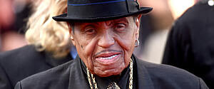 Joe Jackson: pai de Michael Jackson sofre AVC e é internado em hospital de São Paulo Joe Jackson: pai de Michael Jackson sofre AVC e é internado em hospital de São Paulo